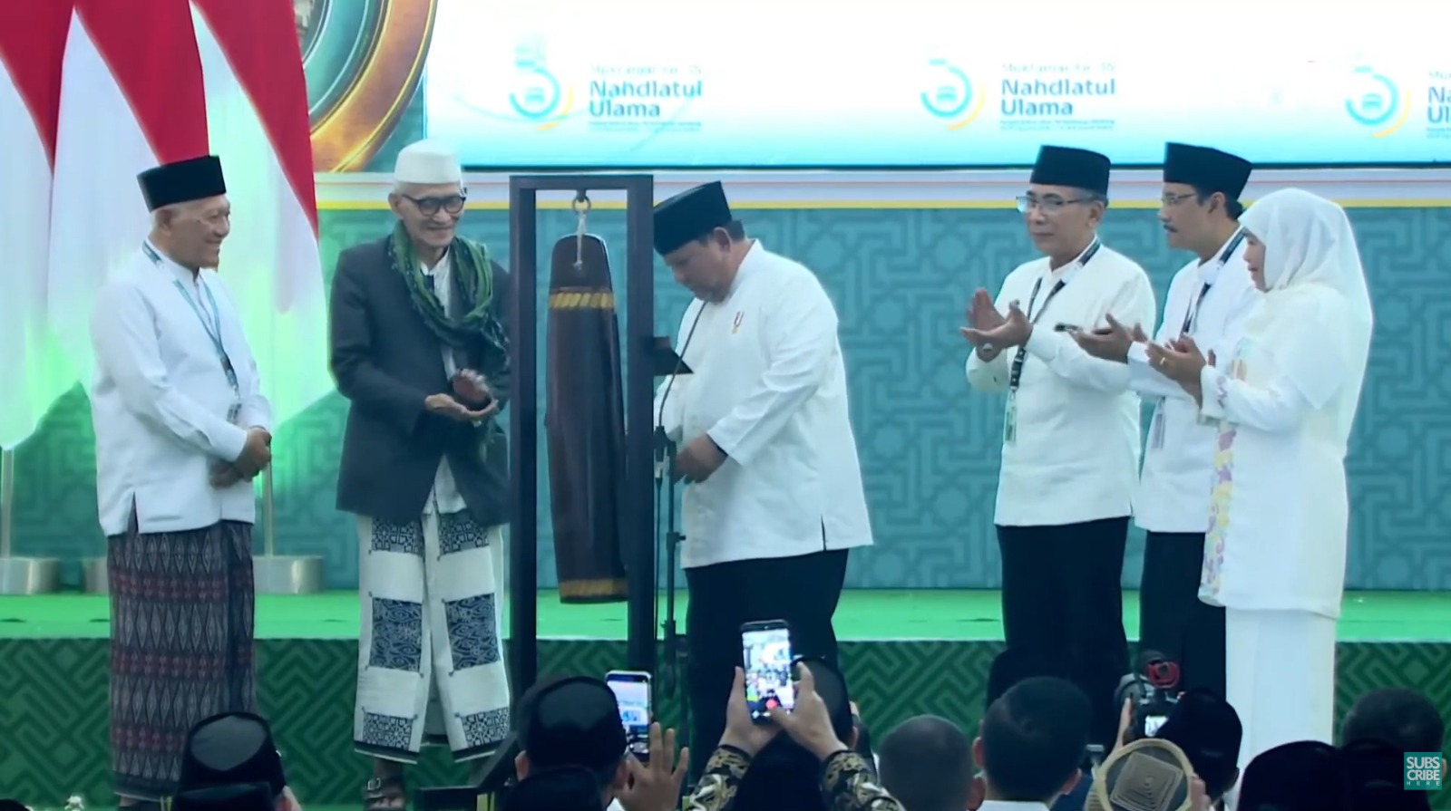 pemukulan kentongan secara simbolis oleh Presiden Prabowo