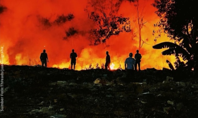 Kebakaran Lahan Kosong Bikin Pisangan Ciputat Diselimuti Asap Tebal