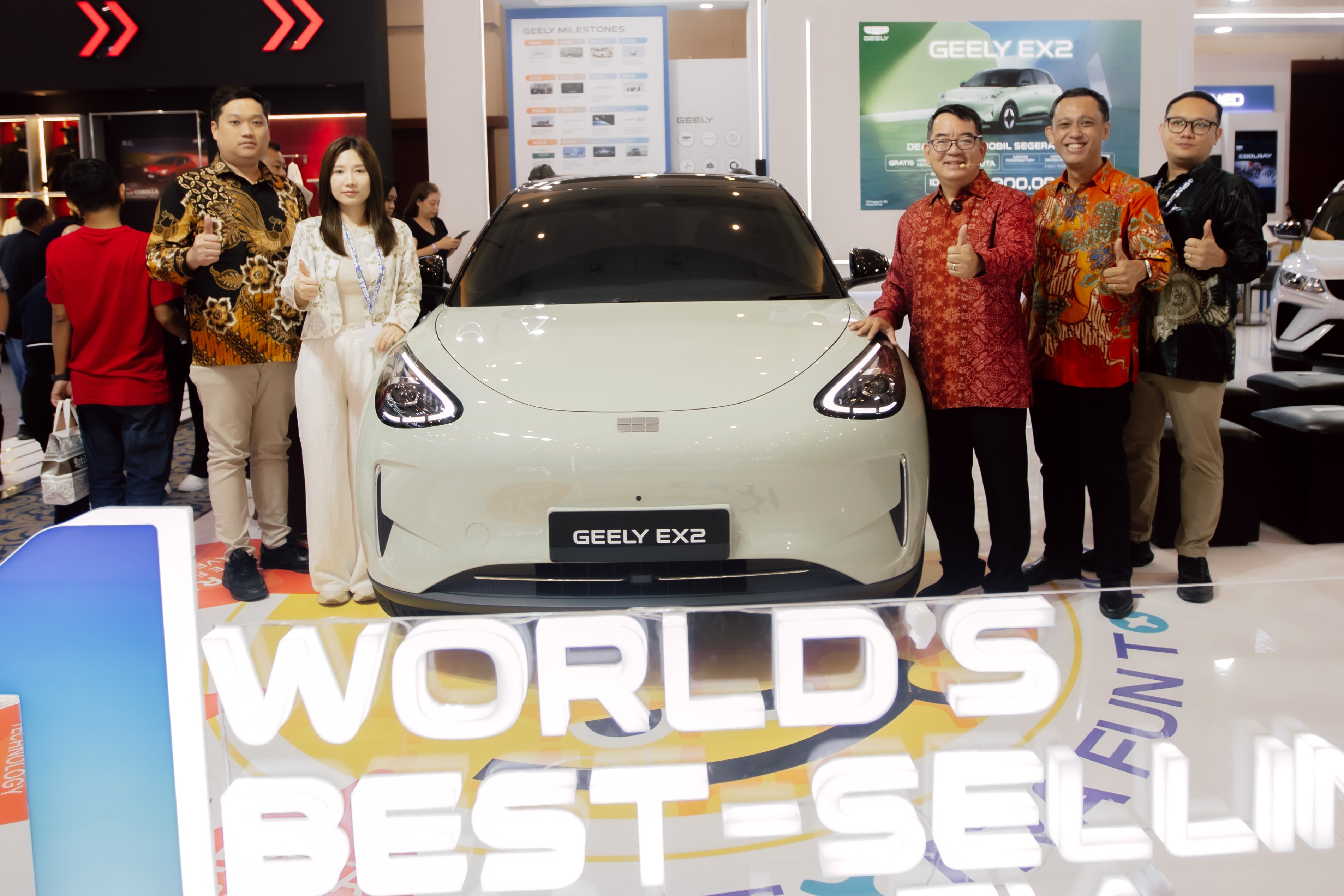 Foto 3. Jajaran Manajemen Geely Bersama Dealer Principal Ambara, Wonder, dan Perdana di GIIAS Surabaya 2026