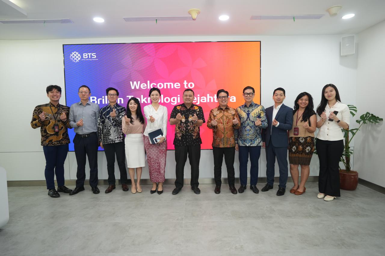 Sinar Mas dan iFLYTEK Pamerkan Papan Tulis Pintar dan AI Penunjang Tenaga Medis