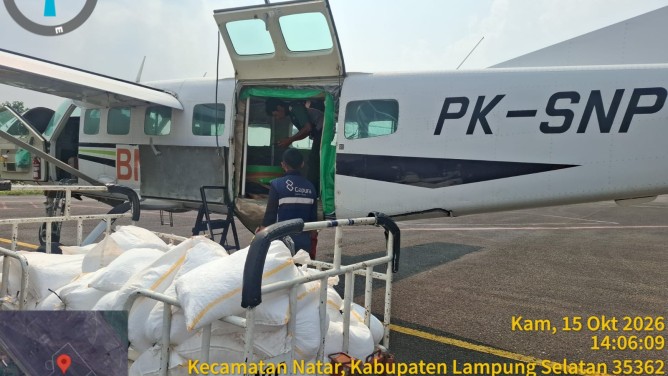 Uji Coba Es Kering dari Udara, BNPB Coba Urai Asap Pekat Karhutla di Langit Palembang