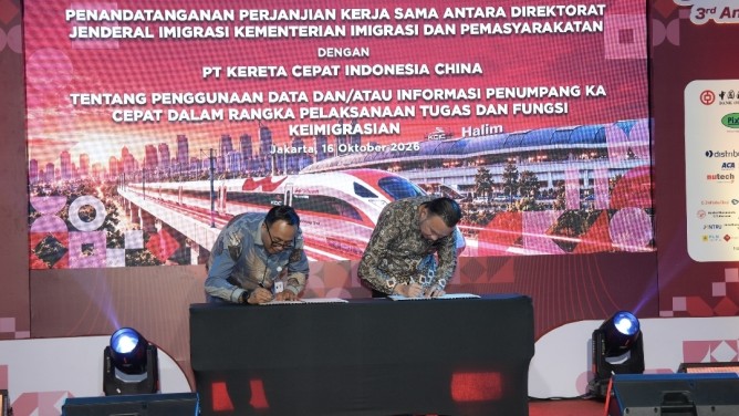 Baru Mendarat di Indonesia, Turis Asing Kini Bisa Langsung Pesan Tiket Whoosh dari Ponsel